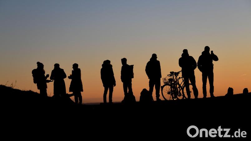 Der Zensus 2022 soll unter anderem bei der Bevölkerungszahl Licht ins Dunkle bringen. Durch die stichprobenartige Haushaltsbefragung sollen Fehler in den Melderegistern verbessert werden. Symbolbild: Tobias Hase/dpa