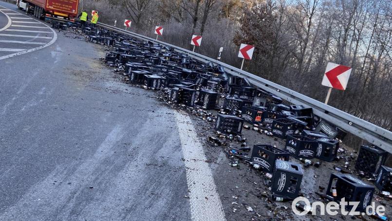 Ein Meer aus Bier und Scherben bot sich am Mittwoch auf der A93. Bild: Autobahnpolizei Schwandorf/exb