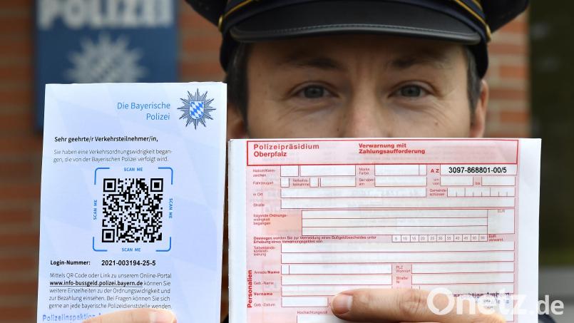 Bei Verkehrsverstößen bekommen Bürger in Bayern seit knapp zwei Wochen sogenannte Bürgerbenachrichtigungen. Wie die aussehen, zeigt Marcus Helfensdörfer von der Amberger Polizei. Den eigentlichen Strafzettel gibt es digital. Bild: Petra Hartl