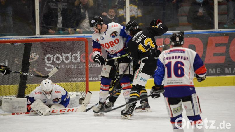 Viel Mühe hatte der ERSC Amberg Ende Oktober, um im Heimspiel gegen den ESC Dorfen mit 5:3 die Oberhand zu behalten. Bild: brü