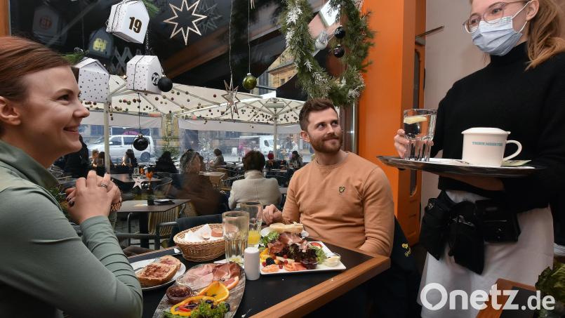 Wer im Café Zentral in Amberg ins neue Jahr feiern möchte, hat Pech. Die Geschäftsführung verzichtet auf die Chance, an Silvester länger als bis 22 Uhr geöffnet zu haben. Mehr noch: Der Laden schließt bereits um 13 Uhr. Bild: Stephan Huber