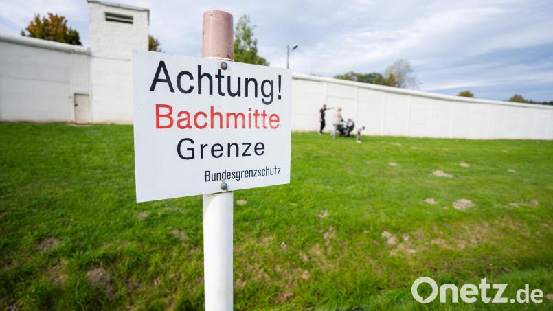 Ein Schild mit der Aufschrift „Achtung! Bachmitte Grenze“ steht im Deutsch-Deutschen Museum. Bild: Nicolas Armer