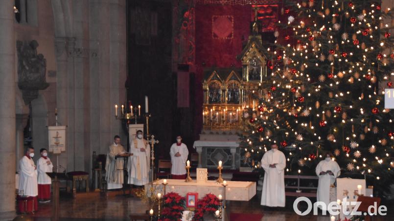 Im feierlich geschmückten Altarraum zelebrierten Pfarrer Markus Schmid und Kaplan Pater Johannes die Eucharistie zum Jahresabschluss. Bild: hcz