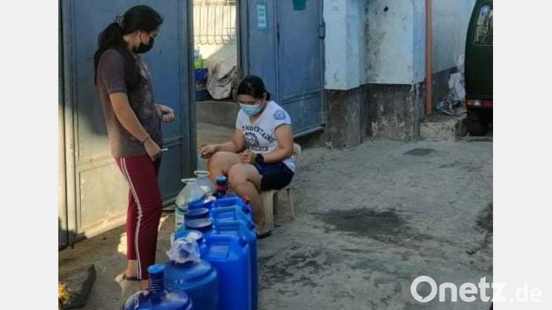 Nahezu unbemerkt von der Weltöffentlichkeit ist der Taifun Rai über Cebu Island gefegt. Das Bild zeigt, wie Mädchen vom Hilfsprojekt Hayag Wasser für die Familien in den Slums verteilen. Das Hayag-Haus hat stundenweise Wasser, aber in den Slums kommt nichts an. Bild: Hayag/exb