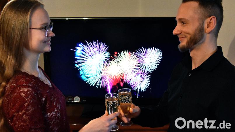 Inna und Vitalij Fan aus Freudenberg verzichteten in diesem Jahr an Silvester einfach ganz auf ein eigenes Feuerwerk. Das kam bei ihnen aus dem Fernsehgerät. Bild: Stephan Huber