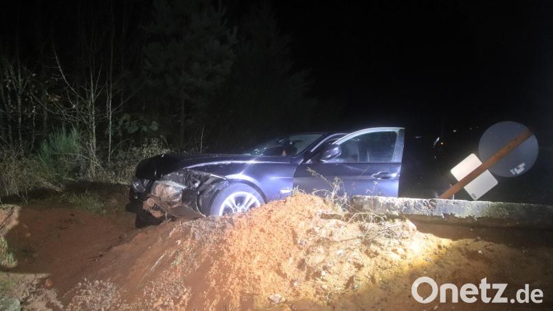 Der Wagen kam nach etwa 50 Meter in einem Sandhaufen zum Stehen. Bild: jma