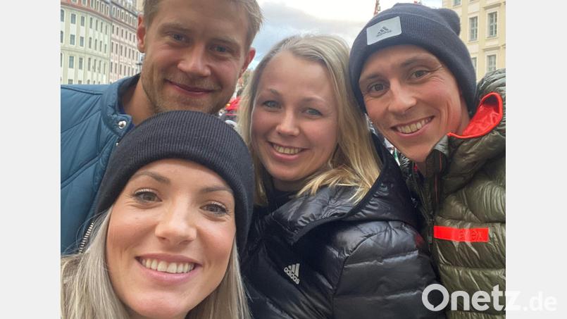Eric Frenzel (rechts) und seine Frau Laura (Zweite von rechts) feiern heuer Silvester im Erzgebirge mit Fußballprofi Jan Hochscheidt und dessen Ehefrau Dörte, wie hier Ende Dezember 2019, als auch ein Abstecher nach Dresden auf dem Programm stand. Bild: Dörte Hochscheidt/exb