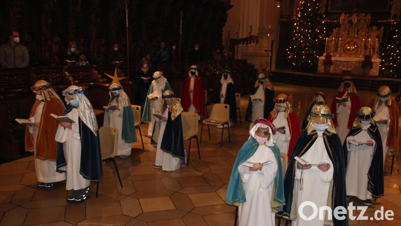 15 Mädchen und Buben sind in Waldsassen als Sternsinger unterwegs. Am Samstagabend wurden sie in der Basilika ausgesendet. Bild: kro