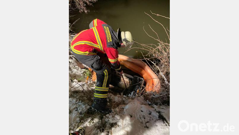 Der Mönch wurde mit einem Ölschlängel von der Feuerwehr Mitterteich vor dem Öl gesichert, so dass dieses sich nicht mehr weiter verbreiten konnte. Bild: fks