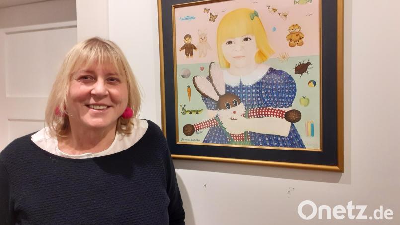 Marion Walter vor einem Bild, das sie von ihrer Tochter Saskia gemalt hat. Bild: hka