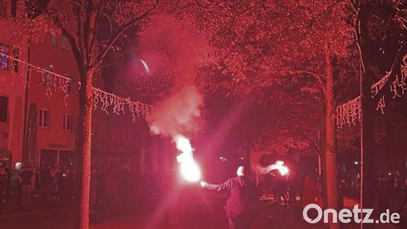 In der Weidener Fußgängerzone war es bis kurz vor Jahreswechsel eher ruhig geblieben. Die Polizei fuhr Streife. Erst zu Beginn des neuen Jahres füllte sich die Fußgängerzone im Bereich des Unteren Tores und es wurden bengalische Feuer gezündet. Bild: Beer