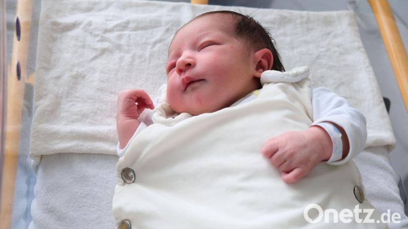 Sarina-Finja ist 51 Zentimeter groß und bringt 3480 Gramm auf die Waage. Das Wichtigste: Das erste Baby an Silvester im Klinikum ist wie seine Mama wohlauf. Jetzt ist ausruhen angesagt für die beiden und den Papa – nicht nur im Bettchen, sondern im Familienzimmer mit viel Elternnähe. Bild: Klinikum/Dietl/exb