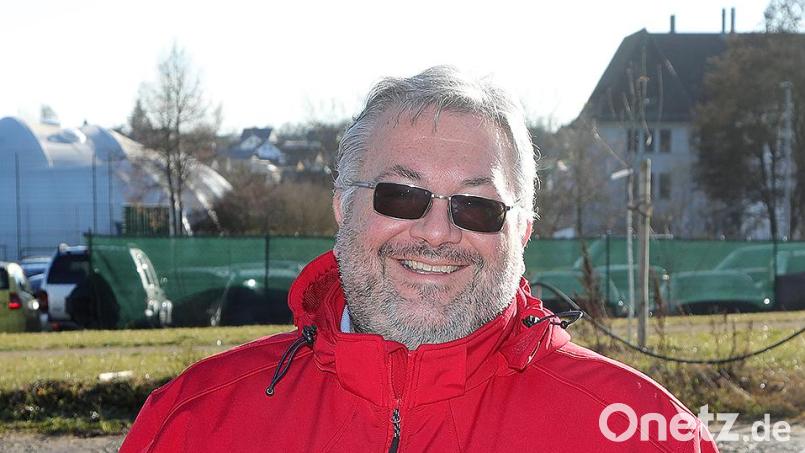 Carsten-Armin Jakimowicz auf seinem Grundstück an der Lemberger Straße, im Hintergrund (links) ist die neue Ringer-Halle zu sehen. Mit dem Bau beginnt der 44-Jährige in diesem Jahr. Der Einzug ist für 2023 vorgesehen. Bild: Wolfgang Steinbacher