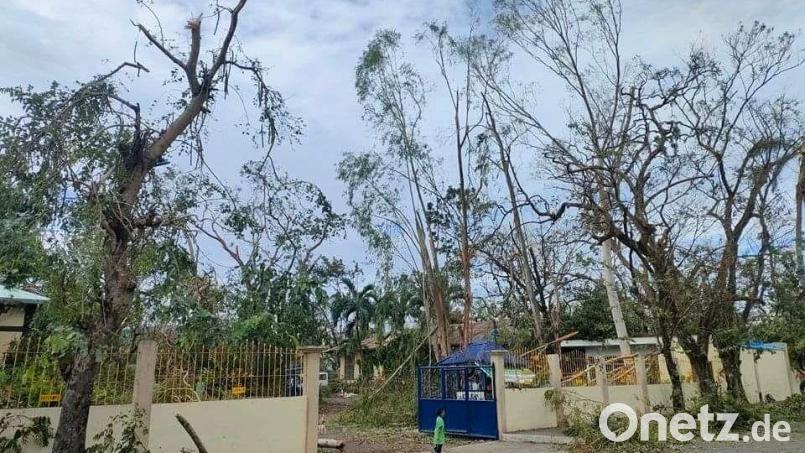 Nahezu unbemerkt von der Weltöffentlichkeit ist der Taifun Rai über Cebu Island gefegt. Bild: Hayag/exb