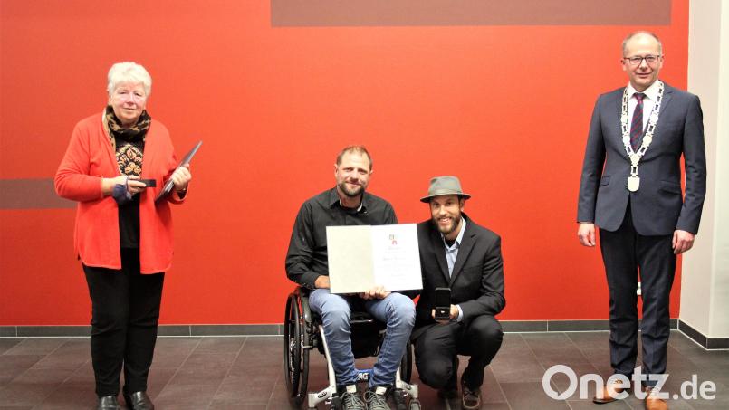 Über die Ehrennadel der Stadt Kemnath aus den Händen von Bürgermeister Roman Schäffler (rechts) freuten sich Mariele Schönberger sowie - stellvertretend für den im April verstorbenen Gottlieb Plannerer - dessen Sohn Michael (Zweiter von links). Bild: stg