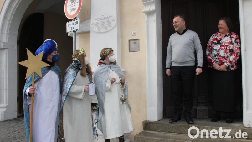 Erste Anlaufstelle der Sternsinger von St. Georg war Pfarrer Markus Brunner, der mit seiner Haushälterin Beate Huber den königlichen Besuch an seiner Haustüre empfing - aber eben mit Abstand, außerdem tragen die als die Heiligen gewandeten Kinder und Jugendlichen Mund-Nasen-Masken. Bild: ads