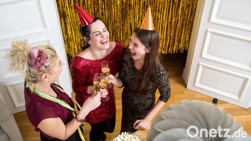 Feiern und Spaß haben geht zum Ende dieses Jahres am besten im kleinen Kreis zu Hause – die Vorschriften des Miet- und Nachbarschaftsrechts gelten aber auch an Silvester. Symbolbild: Christin Klose/dpa