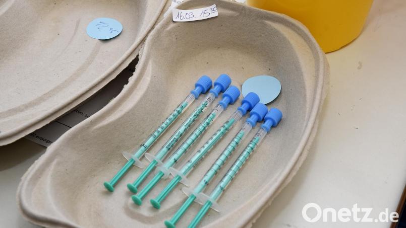 Die Spritze gegen das Coronavirus: Zum 15. März 2022 kommt die einrichtungsbezogene Impfpflicht. Wobei Sebastian Schaller, Geschäftsführer des BRK-Kreisverbands Amberg-Sulzbach, lieber eine allgemeine Impfpflicht hätte. Bild: Petra Hartl