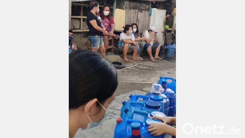Nahezu unbemerkt von der Weltöffentlichkeit ist der Taifun Rai über Cebu Island gefegt. Das Bild zeigt, wie Mädchen vom Hilfsprojekt Hayag Wasser für die Familien in den Slums verteilen. Das Hayag-Haus hat stundenweise Wasser, aber in den Slums kommt nichts an. Bild: Hayag/exb