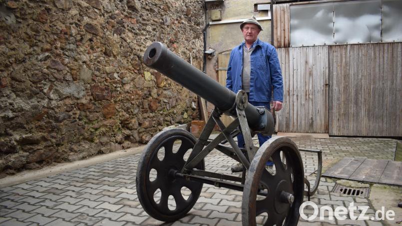 Seit 37 Jahren ist Alois Wurm Herr über die Salutkanone der Stadt Mitterteich. Seit der 68-Jährige Kanonier ist, feuerte er jedes Jahr an Silvester zwölf Schuss ab. Bild: szl