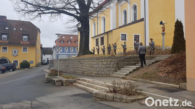 Die Moosbacher Böllerschützen schießen am Marktplatz das neue Jahr an. Bild: gi