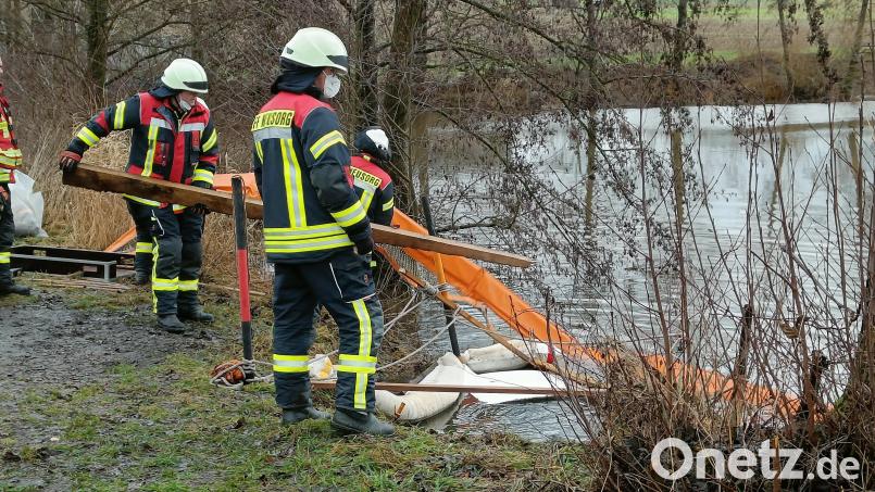 Am Mittwochvormittag errichtete die Feuerwehr Neusorg eine neue Ölsperre. Die zuvor errichtete Sperre wurde von Hochwasser zerstört. Bild: fks