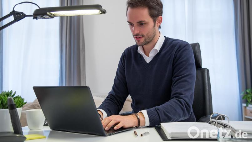 Eine Leuchte direkt am Schreibtisch ist wichtig, aber sie reicht nicht. Es sollte auch eine Grundbeleuchtung im Raum geben. Symbolbild: Christin Klose/dpa