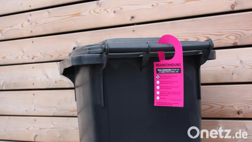 Ob Restmülltonne, Papier- oder Biotonne: Im neuen Jahr wird verstärkt kontrolliert, ob auch der richtige Abfall drin ist. Bei Beanstandungen wird nicht geleert, sondern ein pinkfarbener Anhänger verteilt. Bild: Anja Hofmann/Landkreis Tirschenreuth/exb