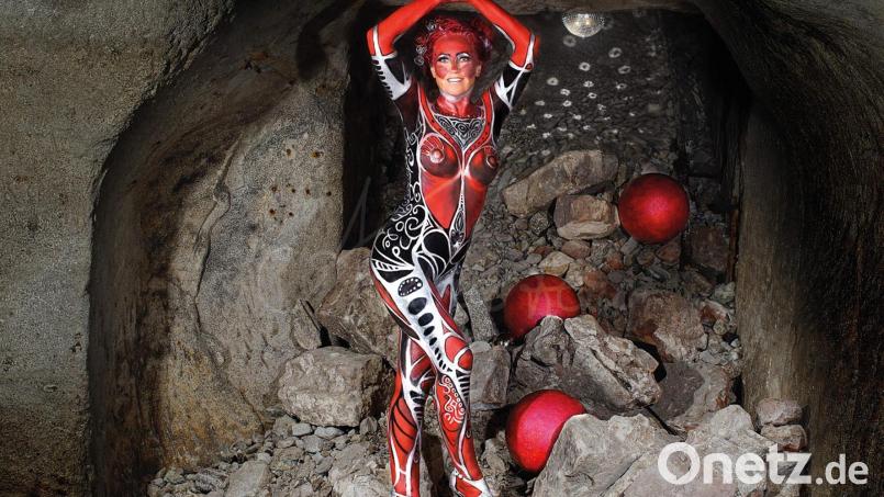 Trotz aller Erinnerung an Zeiten von Krise und Krankheit stehen in Andrea Sterns Bodypaintings (hier: &quot;Phoenix - ich will leben&quot; mit Elke Schuster-Röckelein) Selbstbewusstsein, Zukunftsgewissheit und Streben nach Überwindung gesellschaftlicher Spaltung als Leitmotive im Vordergrund. Bild: Andrea Stern/Kunst vom anderen Stern/exb