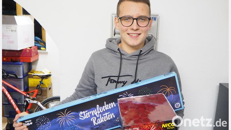 Clemens Gebhardt packt heuer die Restbestände für sein Feuerwerk aus. Sollte nächstes Jahr erneut ein Verkaufsverbot kommen, sind die Vorräte endgültig erschöpft. Bild: bl