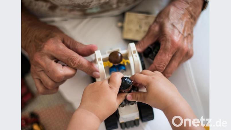 Enkelkinder sind für viele Großeltern das größte Glück. Wird der Kontakt untersagt, leiden Oma und Opa. Aber auch den Kindern wird damit ein Familienmitglied genommen. Bild: Andreas Arnold