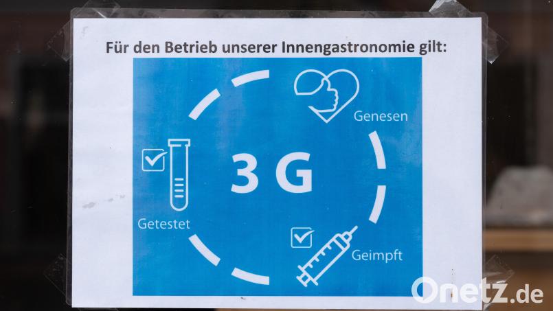Ein Schild für die Einhaltung der 3G-Regel klebt am Eingang zu einem Restaurant. Symbolbild: Sebastian Kahnert