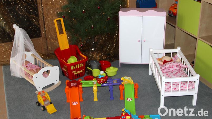 Die Zuwendung des Fördervereins zu Weihnachten für jede Gruppe wurde bei der Kinderkrippe bereits umgesetzt. Die „Glühwürmchen“, „Wichtel-„ und „Bienengruppe“ entschieden sich für weitere Utensilien für die Puppen- und Kochecke. Weiter wurde ein Straßenset mit drei Fahrzeugen angeschafft. Bild: lep