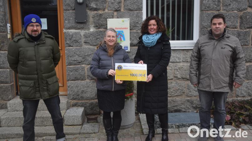 Lions-Präsident Volker Höcht (links) überreicht mit Andreas Kempf und Silvia Lemberger an Heimleiterin Hannelore Haberzett (von rechts) das Weihnachtsgeschenk von1000Euro. Bild: fz