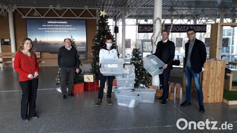 Mit individuell zusammengestellten Bücherkisten wird ein Bücherprojekt an der Europa-Berufsschule unterstützt. Bild: exb