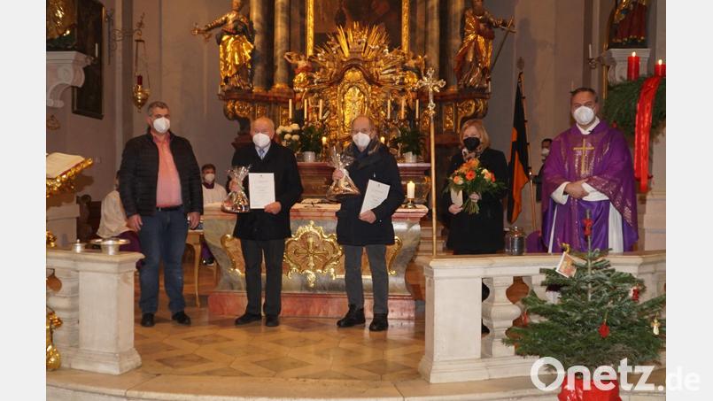 Vorsitzender Manfred Schlosser (von links) ehrt Georg Kellner, Alfons Nagler und Julia Reindl für ihre langjährige Treue zur Kolpingsfamilie Schnaittenbach. Präses Pfarrer Josef Irlbacher gratuliert. Bild: ads