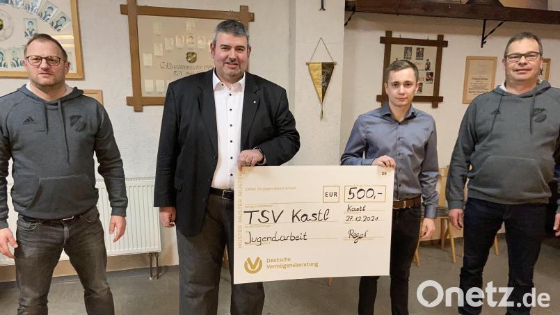 Claus Reger überraschte den TSV 1960 Kastl mit einer Spende in Höhe von 500 Euro. Bei der Spendenübergabe war auch sein Student Lukas Gerner anwesend, der selbst bereits seit der F-Fußball-Jugend für den TSV Kastl aktiv ist. Bild: rpp