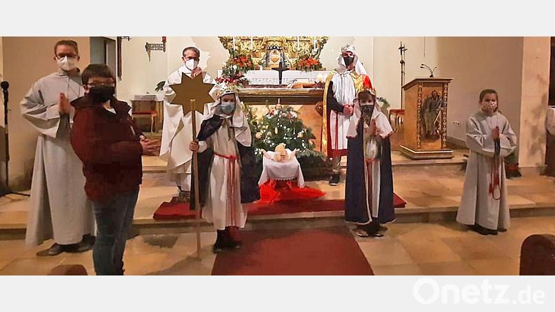 Aussendung der Sternsinger in Thumsenreuth. Von links: Laura Wächter, Julian Zeitler, Pater James, Gian-Luca Zeus, Dominik Hey, Florian Zeitler und Emilie Maier. Bild: nza