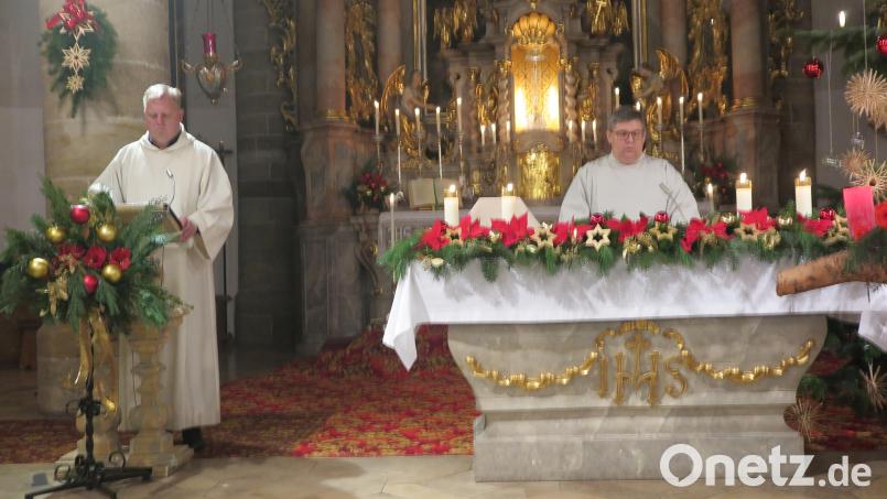 Kirchenpfleger Reinhard Herr und Gemeindereferent Jochen Gößl (von links) trugen den Jahresrückblick vor. Bild: jzk