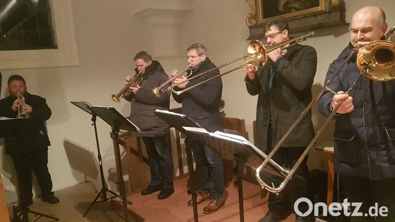 Das Bläser-Ensemble unter Leitung von Franz Sturm (rechts) sorgte für eine festliche Stimmung beim Jahresabschluss in der Wieskirche. Bild: gi