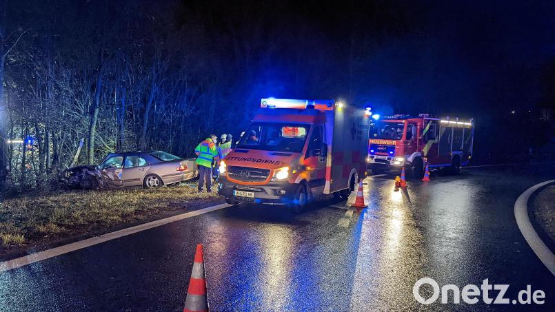 Bereits im Dezember hatte ein BMW-Fahrer die Autobahnausfahrt Amberg-West zu schnell genommen. Er war im dortigen Kurvenbereich frontal gegen einen Baum geprallt. Das gleiche Schicksal ereilte nun am Montagmorgen einen Mercedes-Fahrer aus Mittelfranken. Der Mann hatte Glück im Unglück und wurde nur leicht verletzt. Bild: jma
