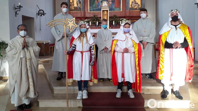 Aussendung der Sternsinger in Krummennaab. Von links: Pater James, Fabian Schmidt, Sophia Schürner, Timo Wagner, Patricia Krechel, Daniel Rupprecht und Dominik Hey. Bild: nza