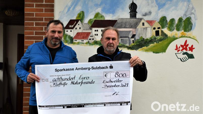 Vorsitzender Manfred Niebler und sein Vize Joachim Pickel bringen die 800-Euro-Spende der Naturfreunde Sulzbach-Rosenberg auf den Weg nach Nordrhein-Westfalen. Bild: Manfred Niebler/exb