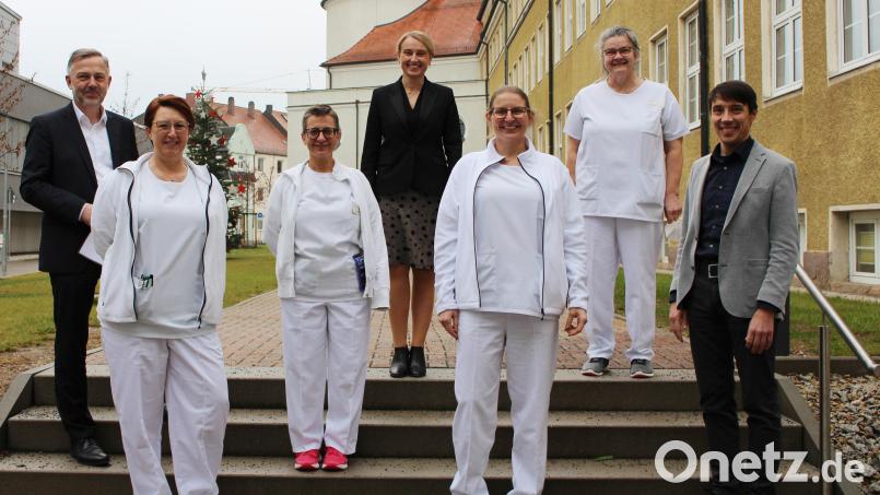 Am Klinikum Weiden startet im Januar der Palliativmedizinische Dienst. Kliniken-Vorstand Michael Hoffmann, Frances Matthews und Simone Hacker (Palliativmedizinischer Dienst), Michaela Hutzler (Medizinische Direktorin), Dr. Stephanie Kuchlbauer (Ärztliche Leitung Palliativmedizinischer Dienst und Chefärztin der Palliativstation), Beate Spickenreuther (pflegerische Leitung der Palliativstation und des Palliativmedizinischen Dienstes) und Michael Gleißner (Kaufmännischer Direktor, von links nach rechts) freuen sich über das neue Angebot. Bild: Kliniken Nordoberpfalz, Michael Reindl/exb