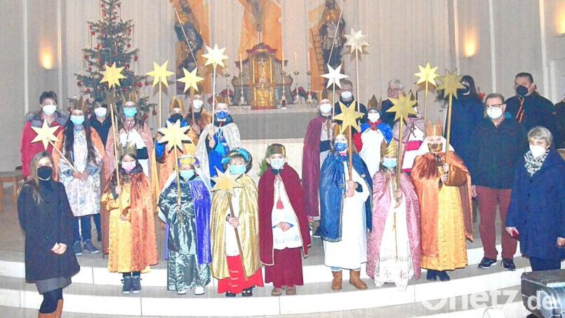 Josef Kleber (hinten, rechts) stellte sich für die Sternsinger-Aktion nicht nur als erwachsener Begleiter zur Verfügung, sondern fertigte ein Aussendungs-Video fürs Internet. Bild: fjo