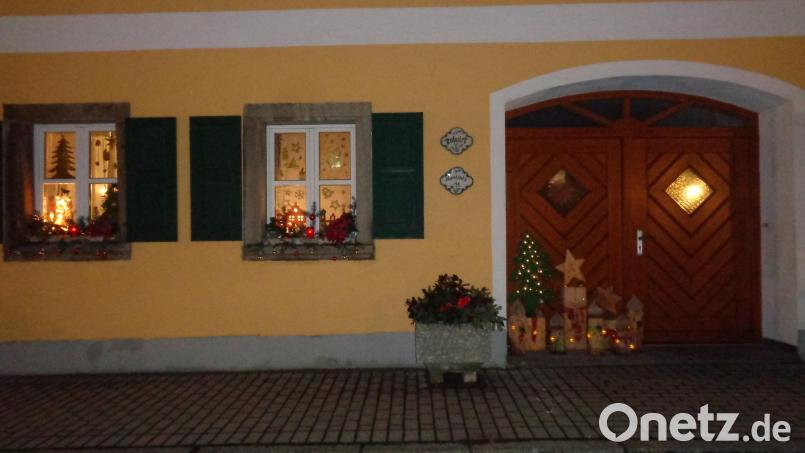 Die weihnachtliche Dekoration mit Kerzen, Lichtern, Kugeln, Sternen und Weihnachtsbäumchen wirkte einladend, doch die Gasthäuser blieben zum Jahreswechsel geschlossen. Bild: amö