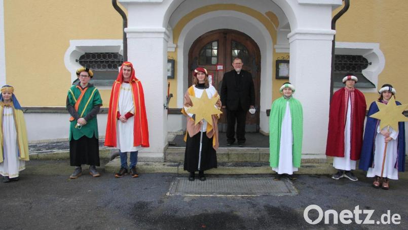 Die sieben Sternsinger der Pfarrei Herz Jesu Pechbrunn mit Pfarrer Robert Ploß. Bild: kro