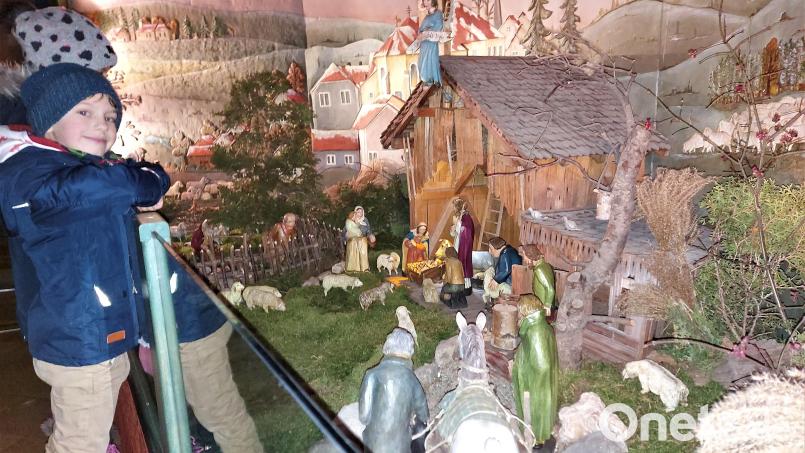 Der Holzbildhauer Alfred Tragl hat in dieser Oberpfälzer Krippe viele heimatbezogene Details eingebaut, die es zu entdecken gilt. Bild: lg
