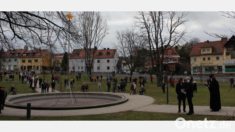 Im Stadtpark, rund um die Weihnachtspyramide, hatten sich über 200 Menschen zum Gedenken an die Corona-Toten versammelt. Bild: fks