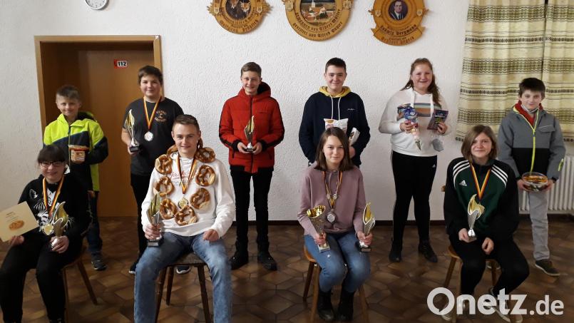 Schützenkönigin und Vize-Vereinsmeisterin der Schüler ist Lisa Stahl (sitzend, Zweite von rechts). Vize-Schützenkönig und Vereinsmeister der Junioren ist Jonas Pühler (sitzend, Zweiter von links). Vereinsmeister der Jugendklasse sind Marie-Christin Wallmeyer (sitzend ,links) und Maximilian Wallmeyer (stehend, Zweiter von links). Vereinsmeisterin der Schülerklasse ist Sophia Kleber (sitzend, rechts). Bild: fla